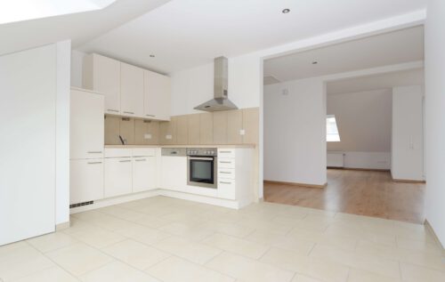 Einziehen & Wohlfühlen: Helle 2,5-Zimmer-Wohnung mit Loggia & Einbauküche, 47906 Kempen, Dachgeschosswohnung